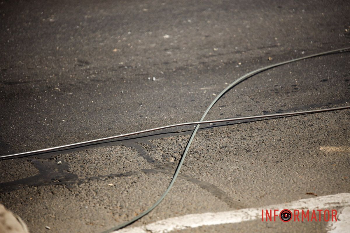 Вона загорілася У Дніпрі на Січеславській Набережній через обірвані дроти загорілася "ГАЗель": на місці працюють рятувальники та поліцейські 4