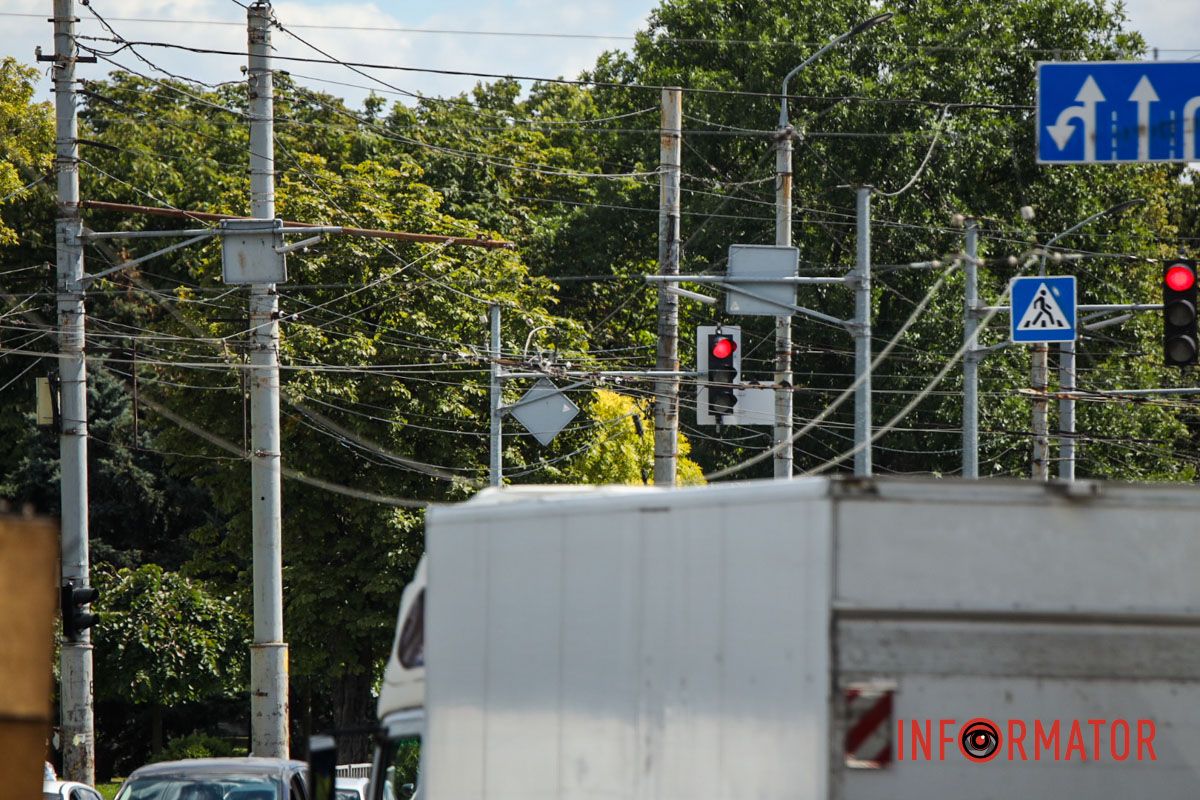 Пожежу вже загасили У Дніпрі на Січеславській Набережній через обірвані дроти загорілася "ГАЗель": на місці працюють рятувальники та поліцейські 6
