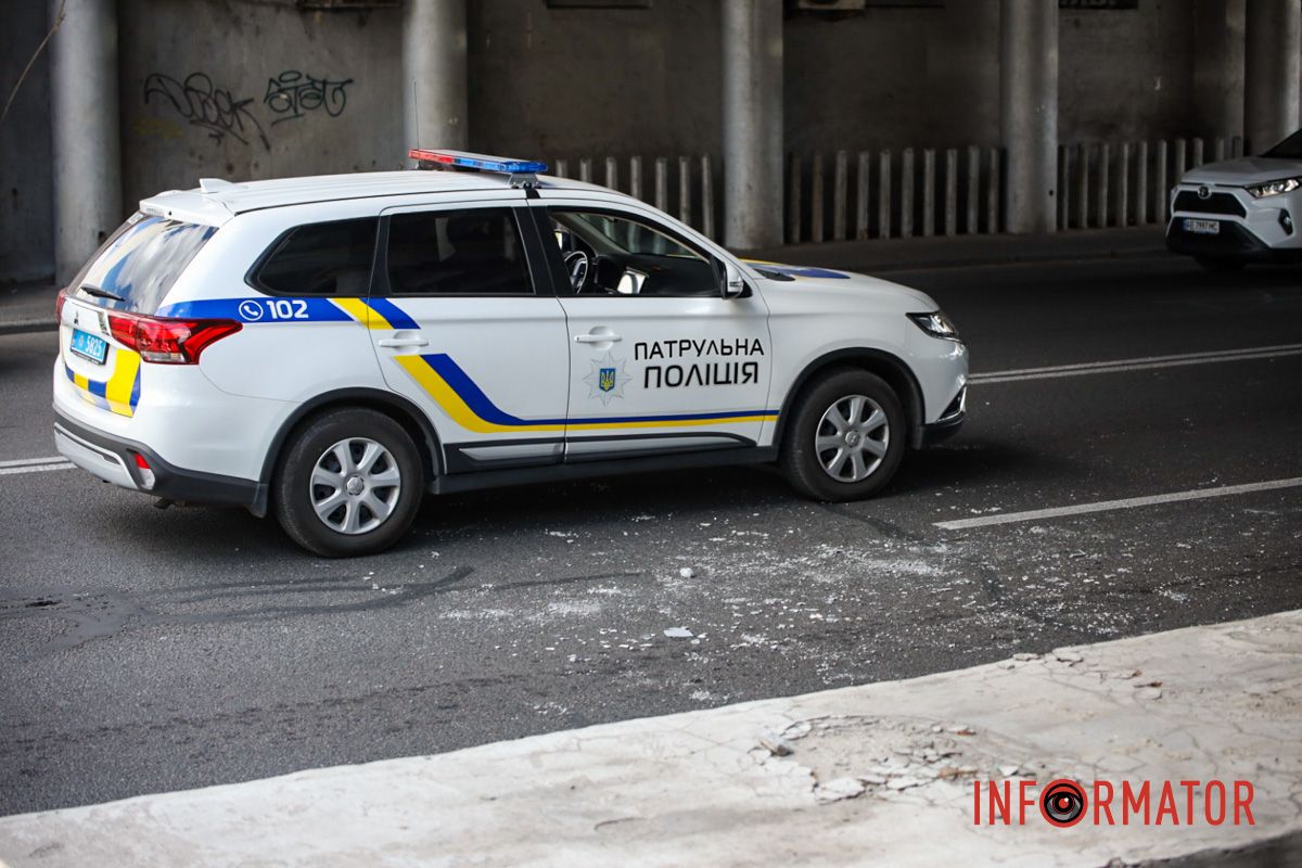 Станом на 12:25 на місці працюють рятувальники та поліцейські У Дніпрі на Січеславській Набережній через обірвані дроти загорілася "ГАЗель": на місці працюють рятувальники та поліцейські 5