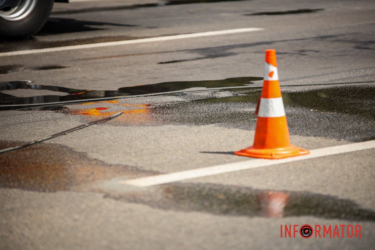 Перекриті дві смуги у бік Цирку У Дніпрі на Січеславській Набережній через обірвані дроти загорілася "ГАЗель": на місці працюють рятувальники та поліцейські 7