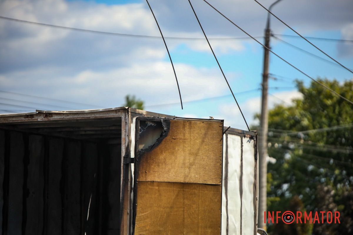 Спостерігається ускладнення руху в районі Comfy в обох напрямках У Дніпрі на Січеславській Набережній через обірвані дроти загорілася "ГАЗель": на місці працюють рятувальники та поліцейські 8