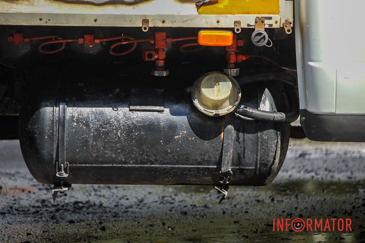 Всі обставини події встановлюють У Дніпрі на Січеславській Набережній через обірвані дроти загорілася "ГАЗель": на місці працюють рятувальники та поліцейські 9