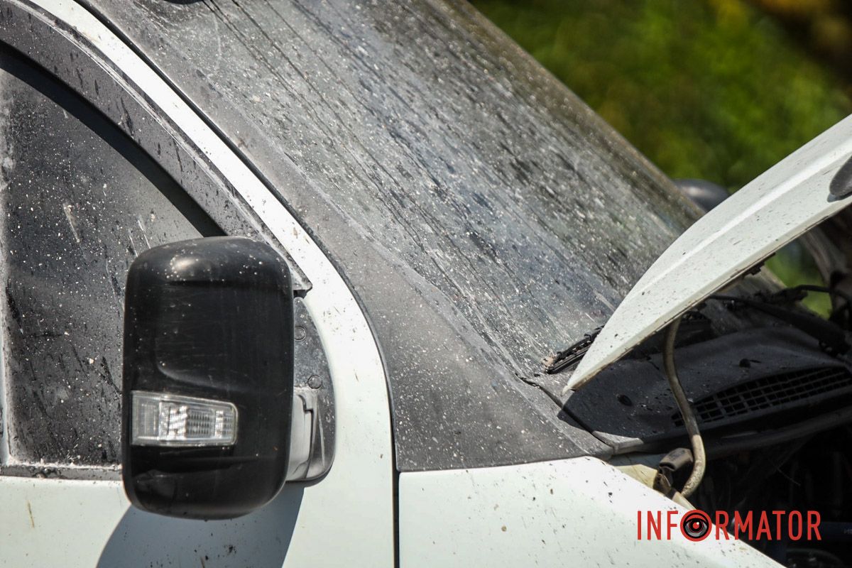 Повідомляють також про аварії на самому Новому мосту У Дніпрі на Січеславській Набережній через обірвані дроти загорілася "ГАЗель": на місці працюють рятувальники та поліцейські 10