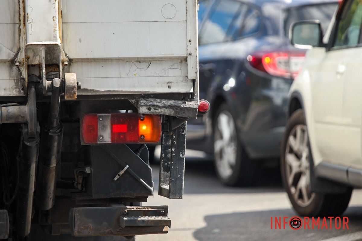 Там також є інформація про обрив дротів евакуатором У Дніпрі на Січеславській Набережній через обірвані дроти загорілася "ГАЗель": на місці працюють рятувальники та поліцейські 11