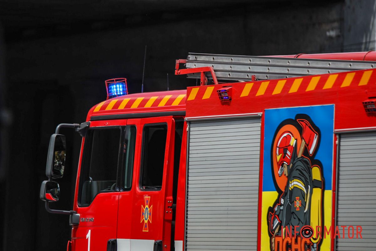 Чи йде мова про один і той самий спецтранспорт - невідомо У Дніпрі на Січеславській Набережній через обірвані дроти загорілася "ГАЗель": на місці працюють рятувальники та поліцейські 12