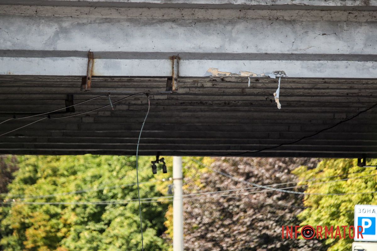 Обірвані дроти У Дніпрі на Січеславській Набережній через обірвані дроти загорілася "ГАЗель": на місці працюють рятувальники та поліцейські 13