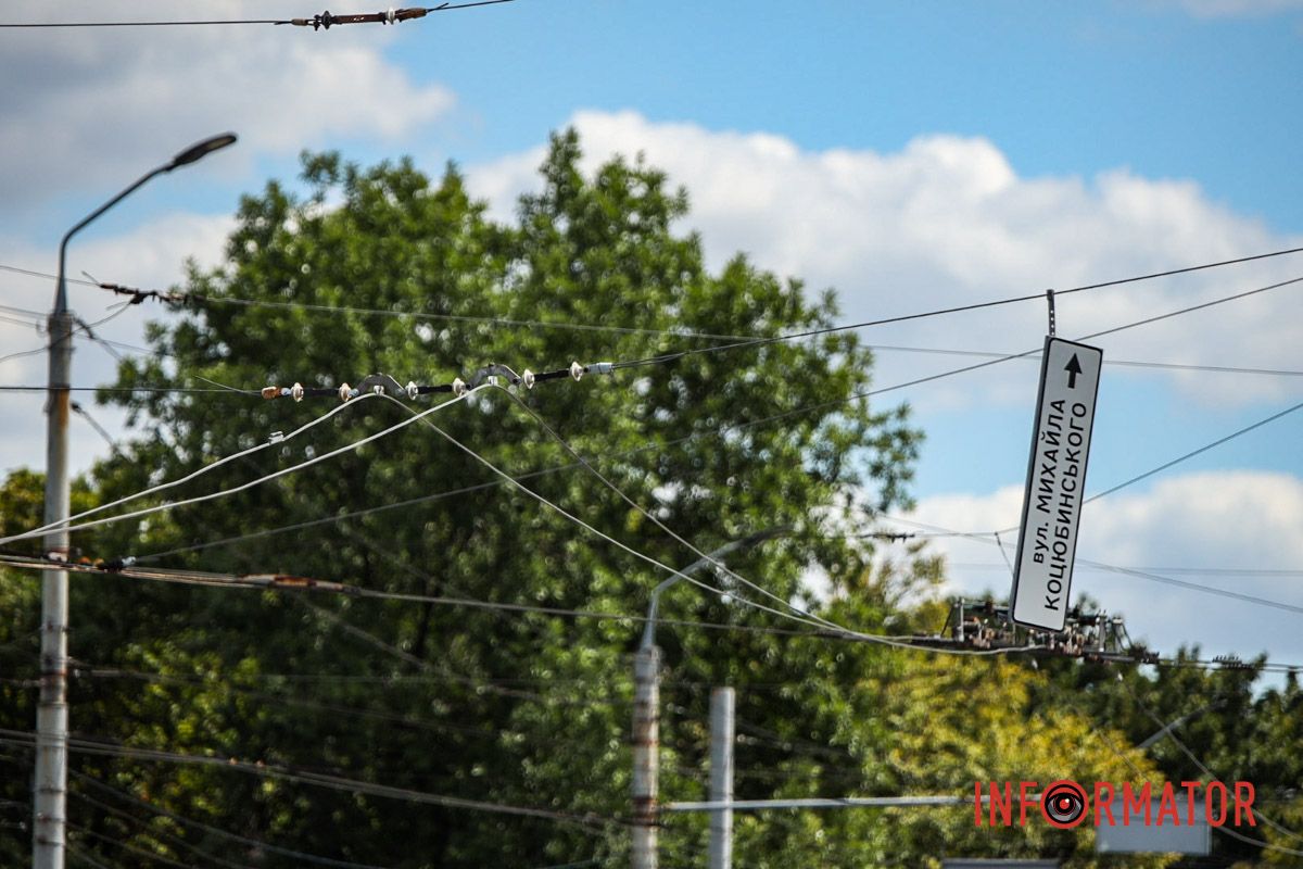 Зірвало вказівник У Дніпрі на Січеславській Набережній через обірвані дроти загорілася "ГАЗель": на місці працюють рятувальники та поліцейські 14