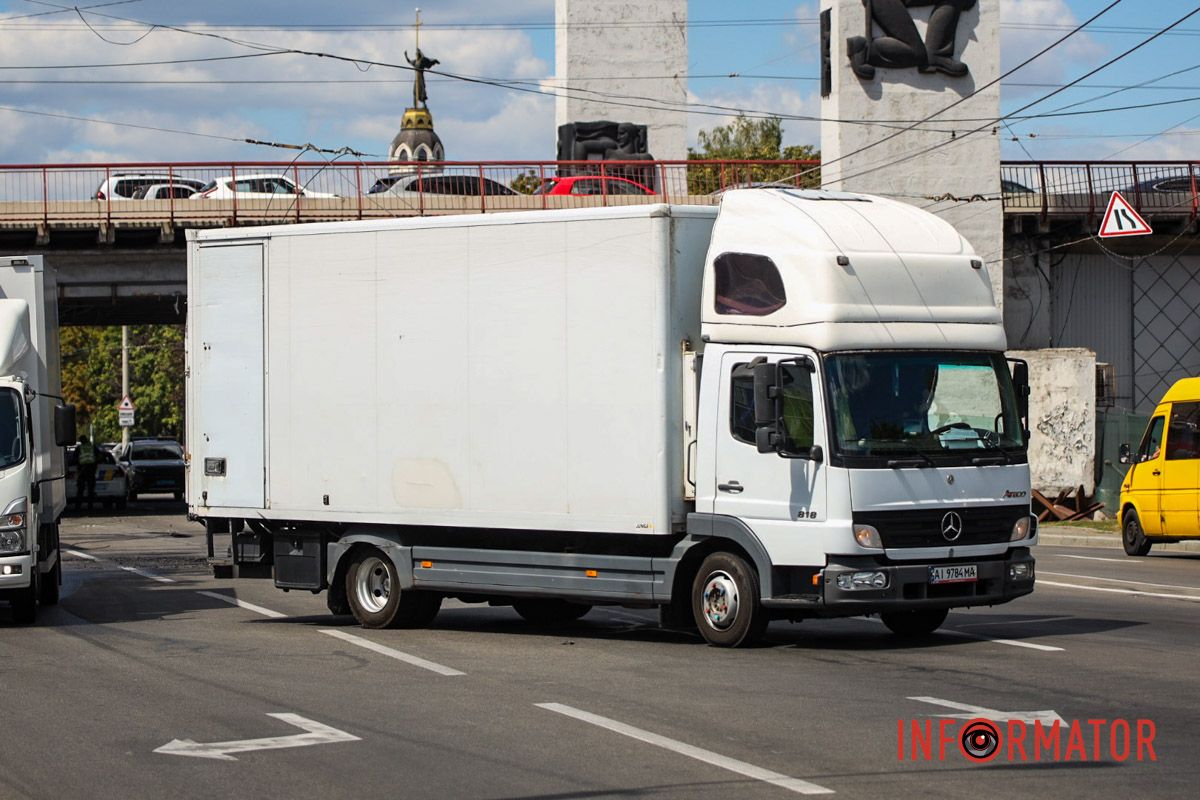 Вантажівка на дорозі У Дніпрі на Січеславській Набережній через обірвані дроти загорілася "ГАЗель": на місці працюють рятувальники та поліцейські 15