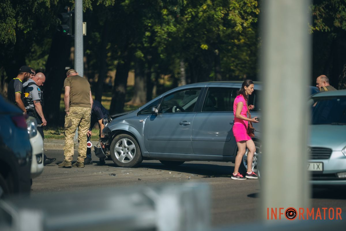 В Днепре произошла авария на перекрестке Запорожского шоссе и улицы Ольгерда Бочковского В Днепре произошла авария на перекрестке Запорожского шоссе и улицы Ольгерда Бочковского