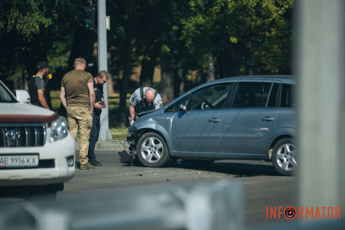 Здесь столкнулись Opel и Volkswagen Здесь столкнулись Opel и Volkswagen