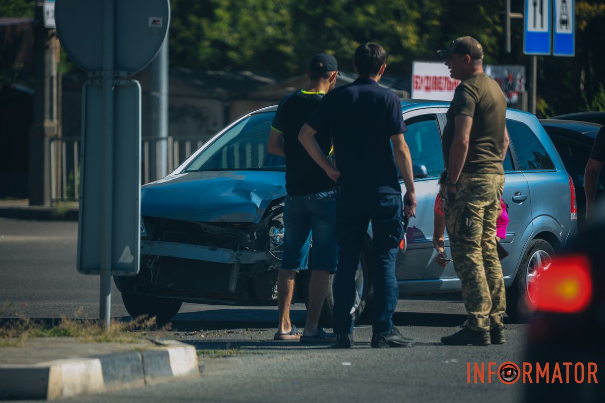 Они осуществляют регулировку движения, поскольку проезд осложнен. Они осуществляют регулировку движения, поскольку проезд осложнен.