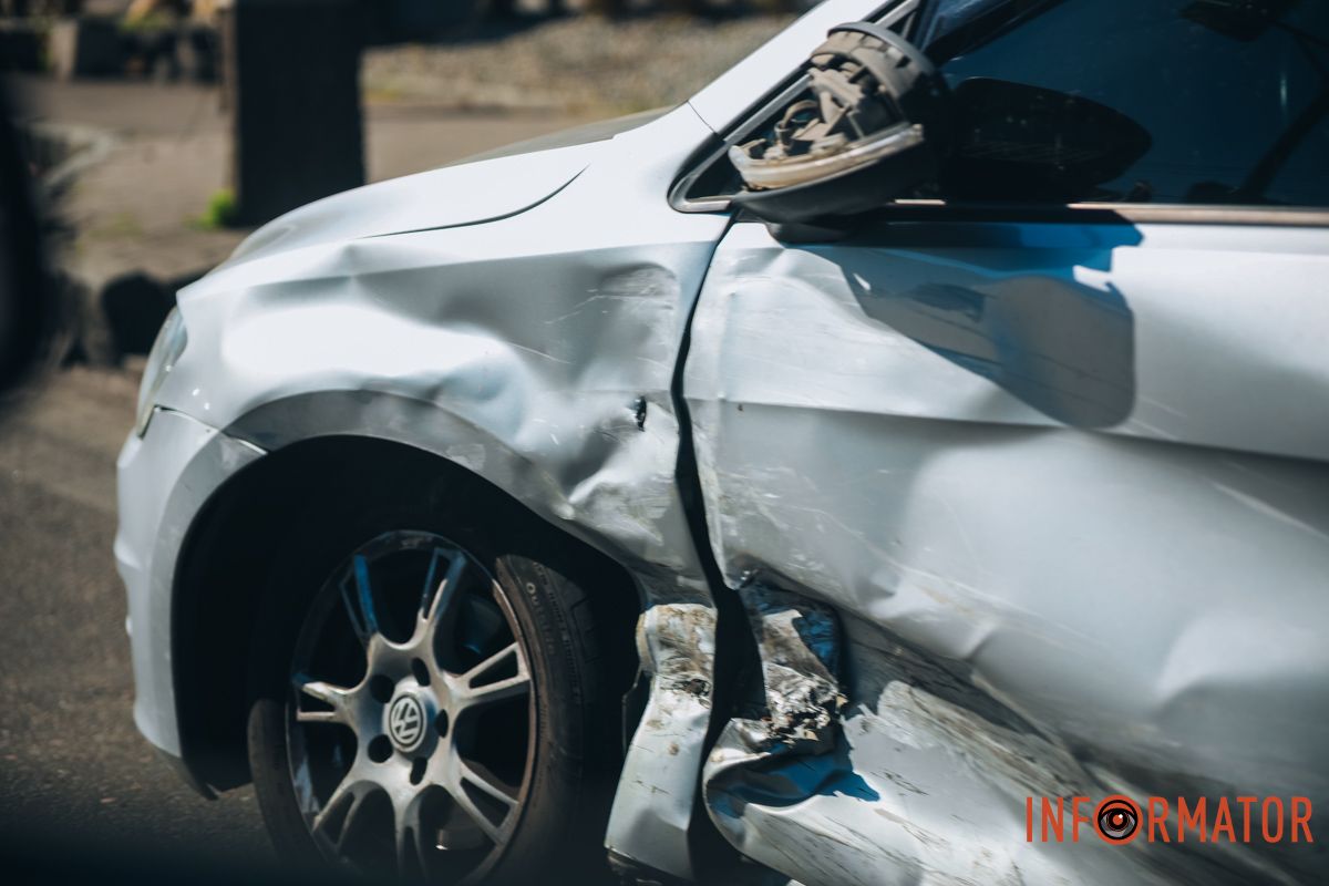 От удара погнуло колесо и боковую часть От удара погнуло колесо и боковую часть