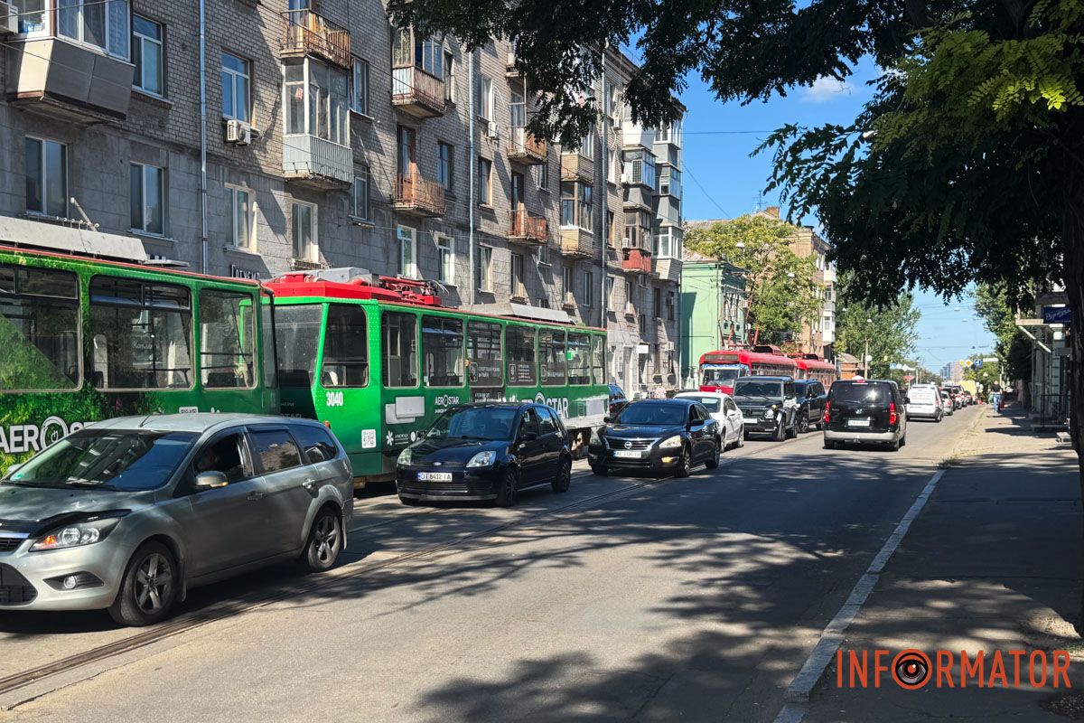 Hyundai знаходиться на трамвайній колії