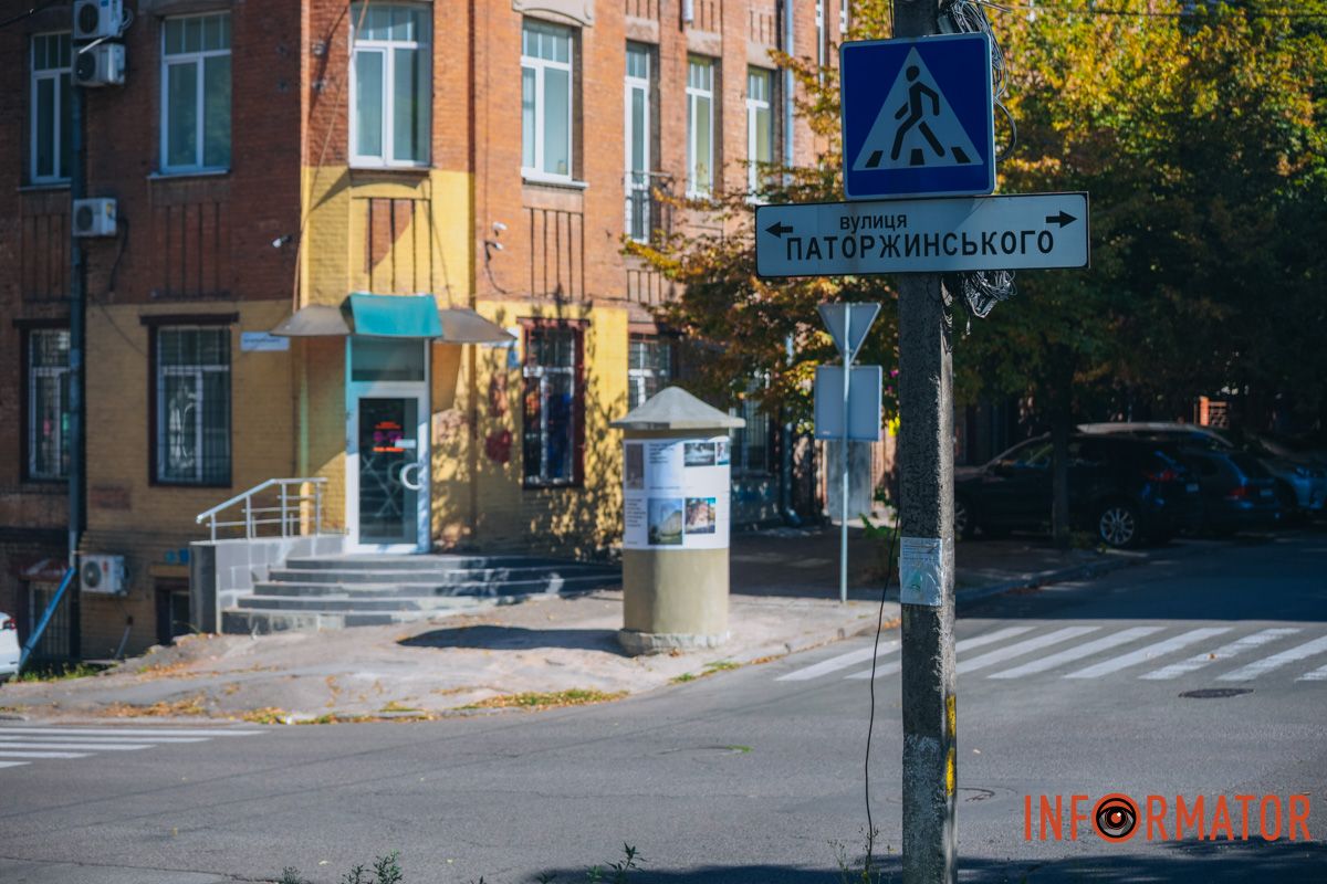 В Днепре на восстановленной афишной тумбе появились плакаты 7