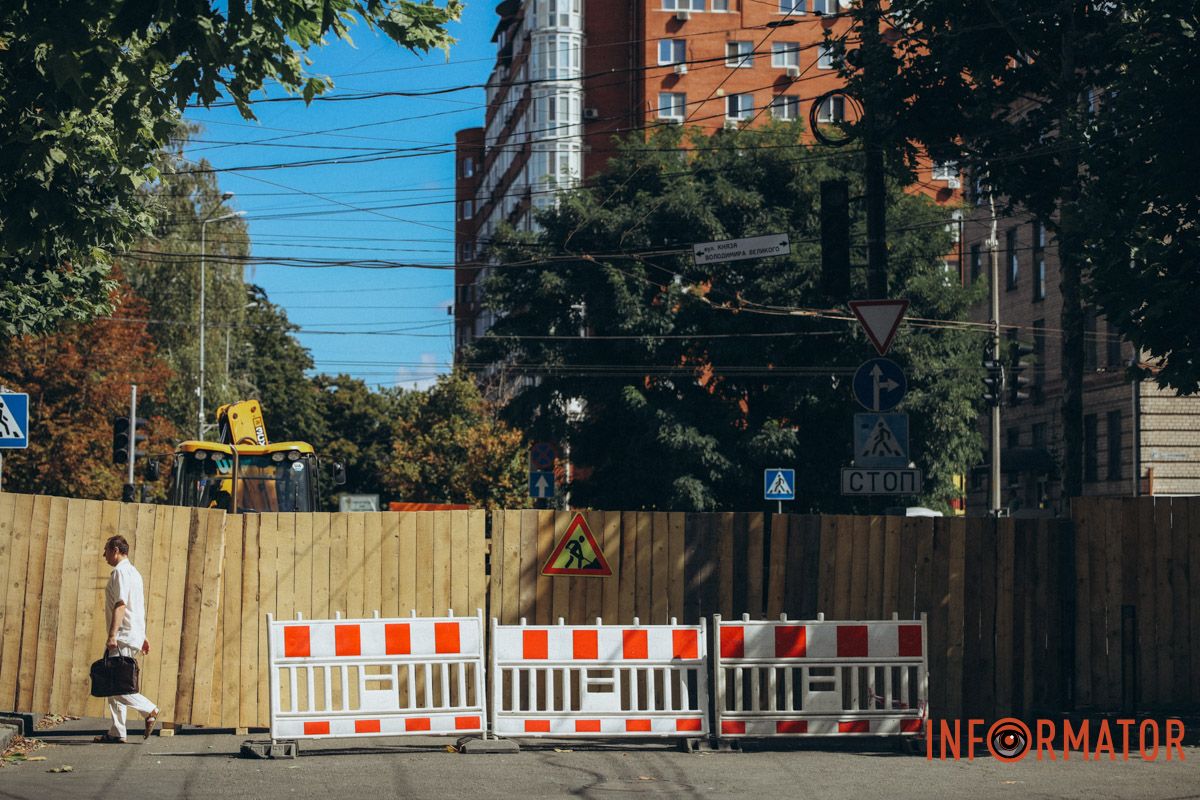 Центр города теперь постоянно в пробках, особенно в часы пик Перекрытый центр города: как в Днепре за 28 миллионов продвигается ремонт на Князя Владимира Великого 16