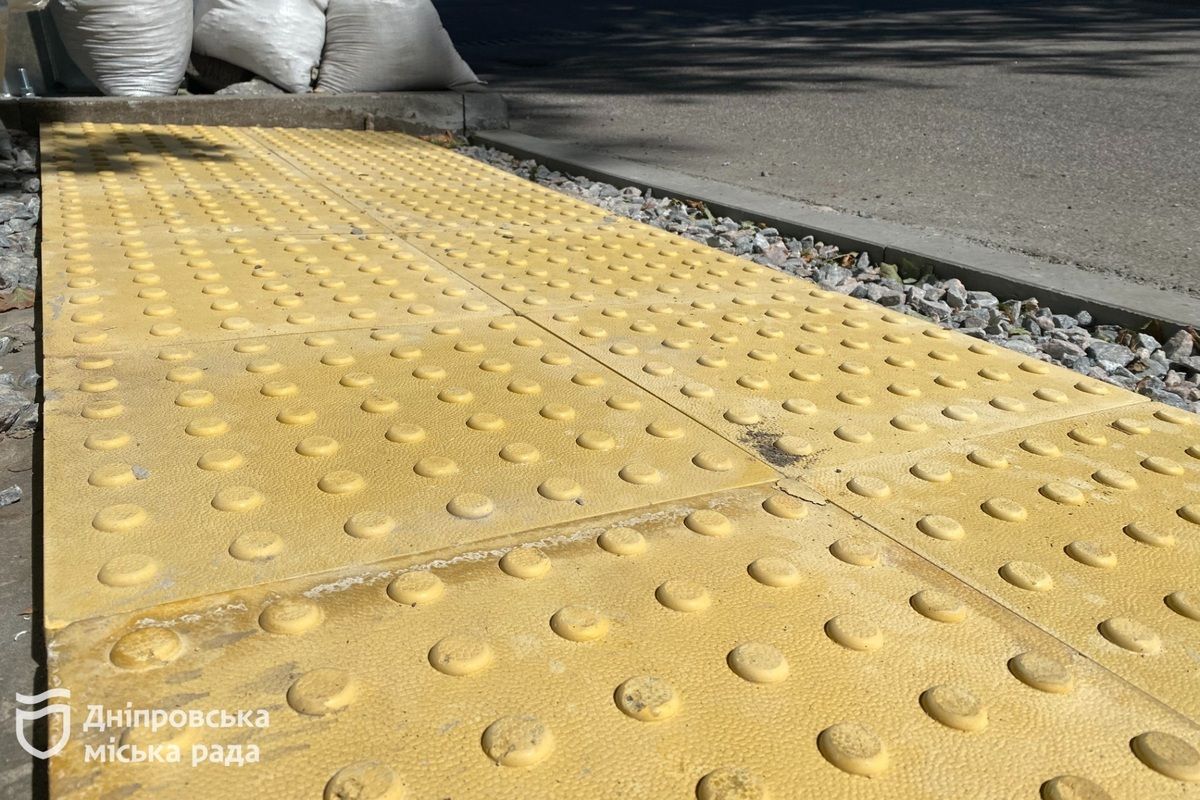 Пішохідні переходи обладнають заниженими пандусами та тактильною плиткою Пішохідні переходи обладнають заниженими пандусами та тактильною плиткою
