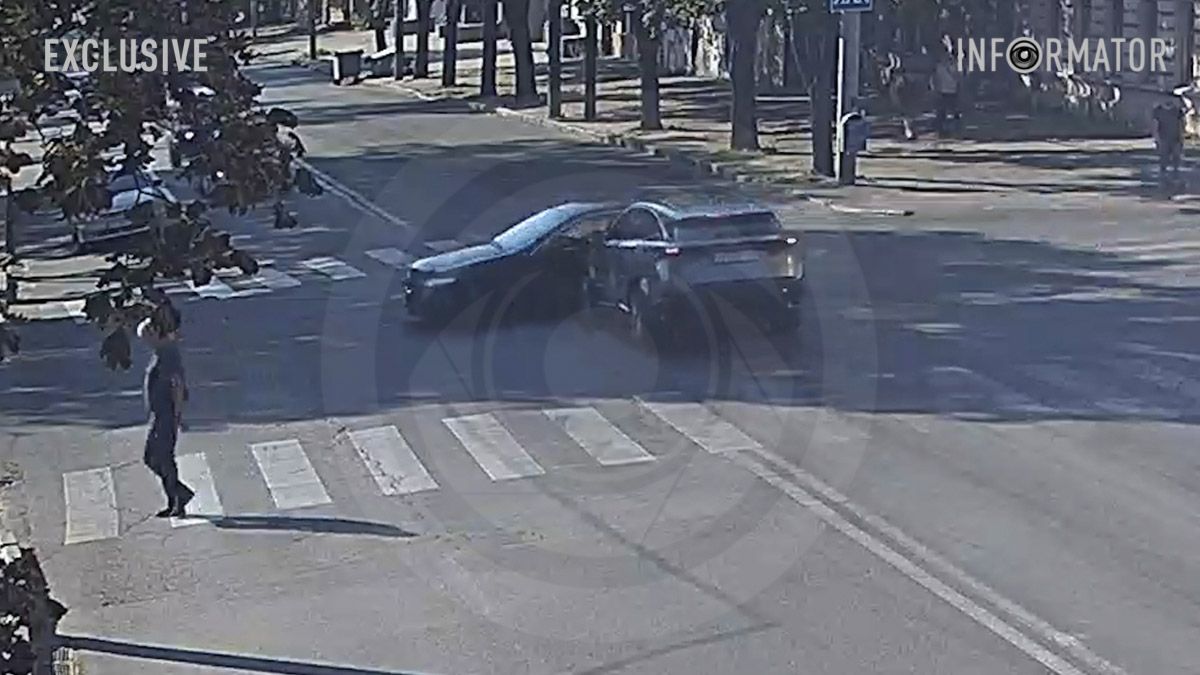 Відео моменту: у Дніпрі на проспекті Нігояна Nissan проїхав на "червоний" і врізався в автівку