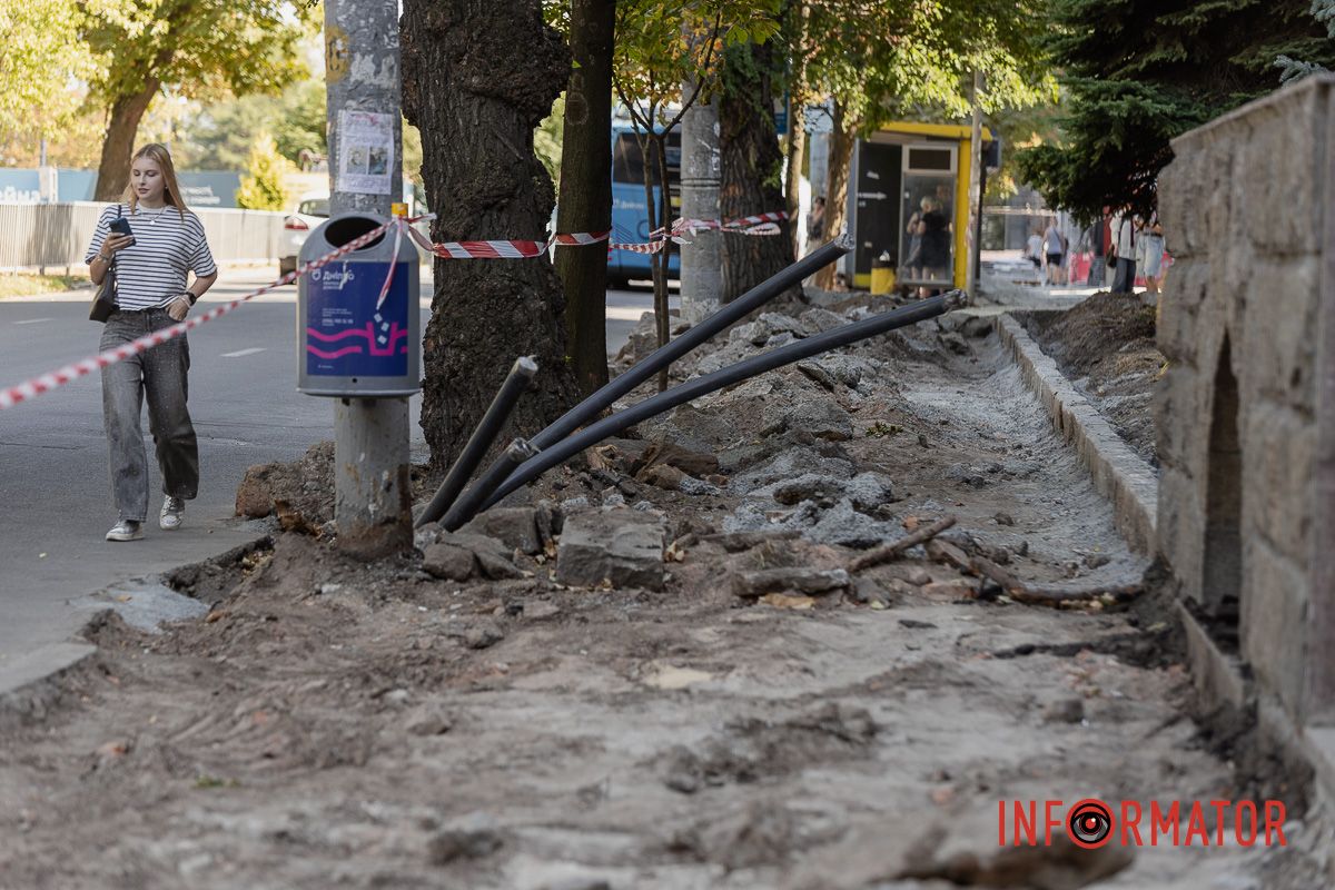 Люди вынужденно идут по дороге