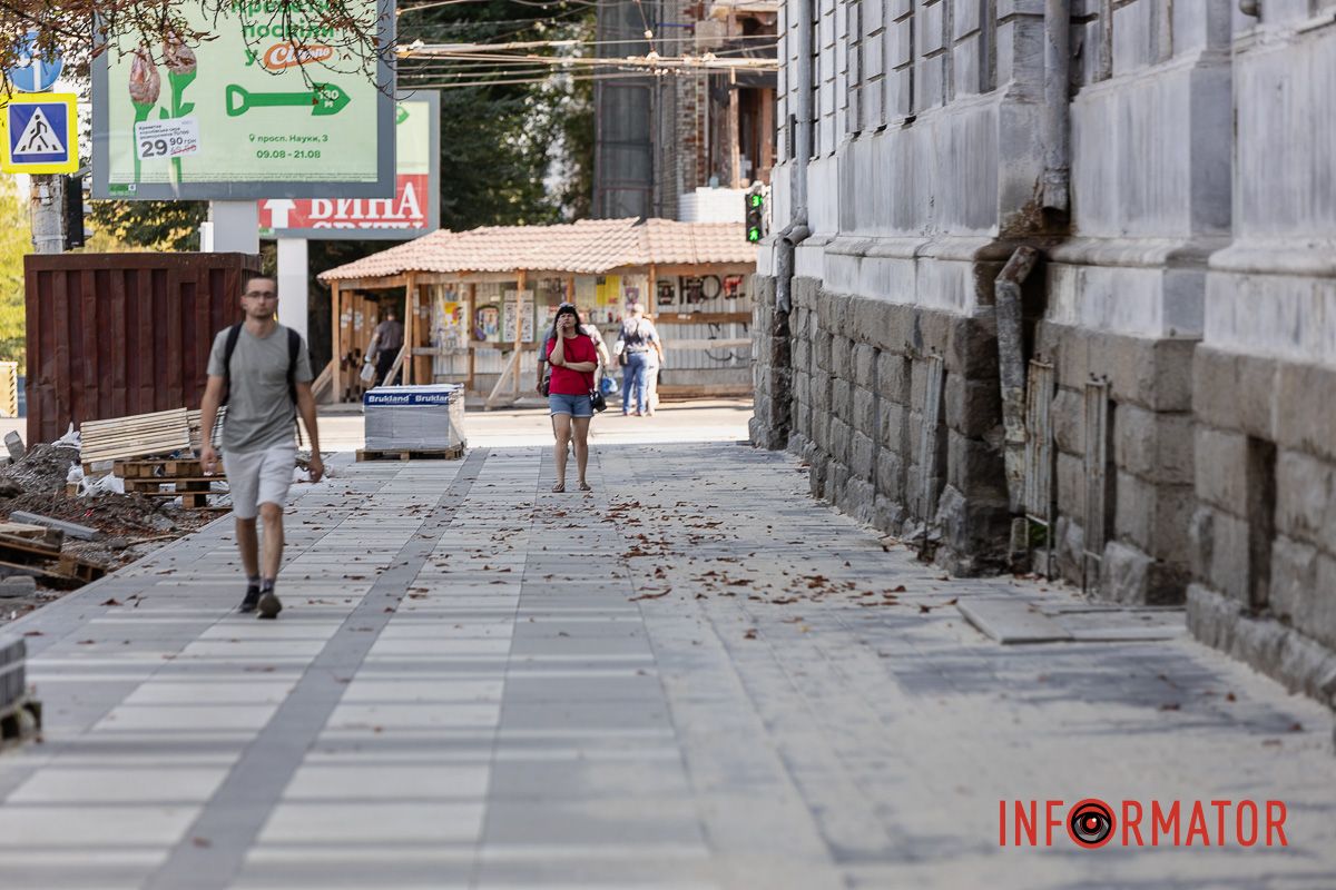 Люди идут от перекрестка Науки и Дмитрия Яворницкого
