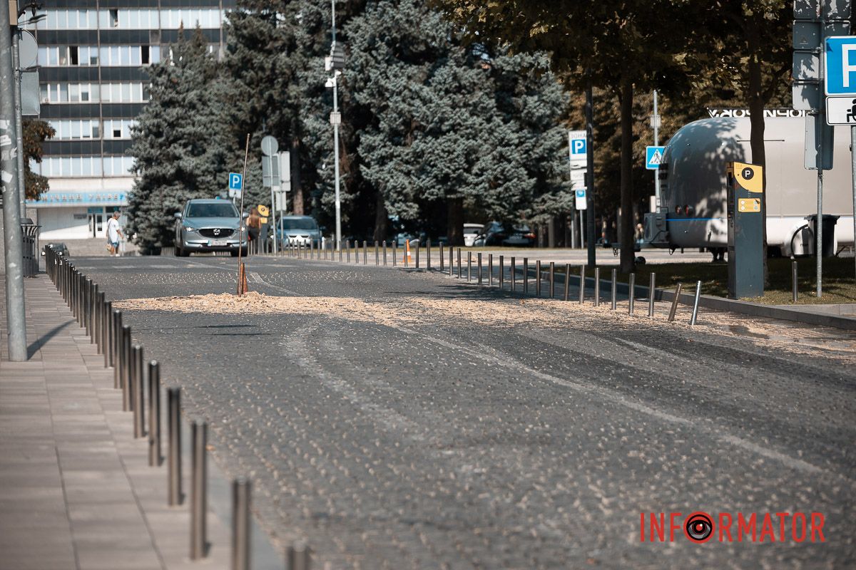 На улице стоит сильная вонь В Днепре возле площади Шевченко улицу заливает зловонной водой.