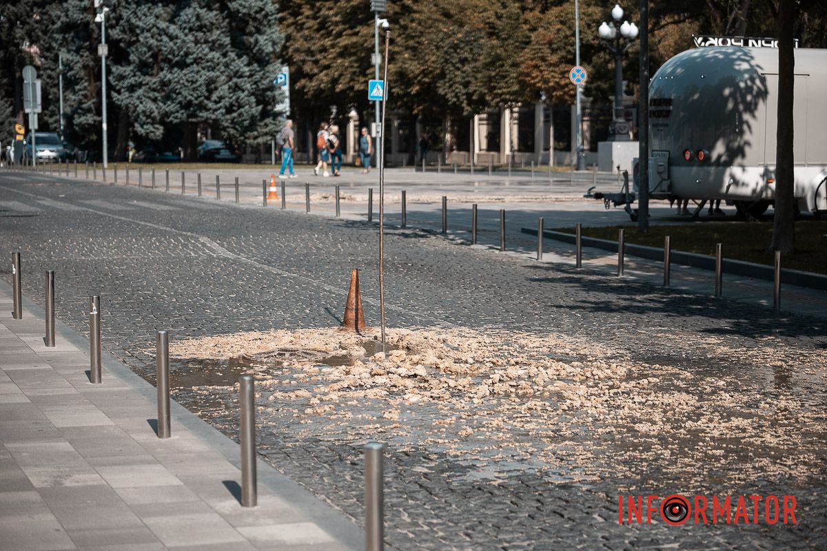 Рядом находятся заведения питания В Днепре возле площади Шевченко улицу заливает зловонной водой.