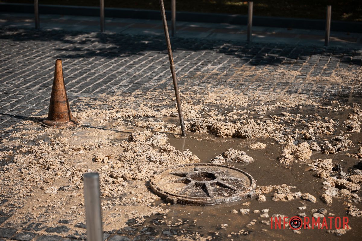 Засорилась канализация В Днепре возле площади Шевченко улицу заливает зловонной водой.