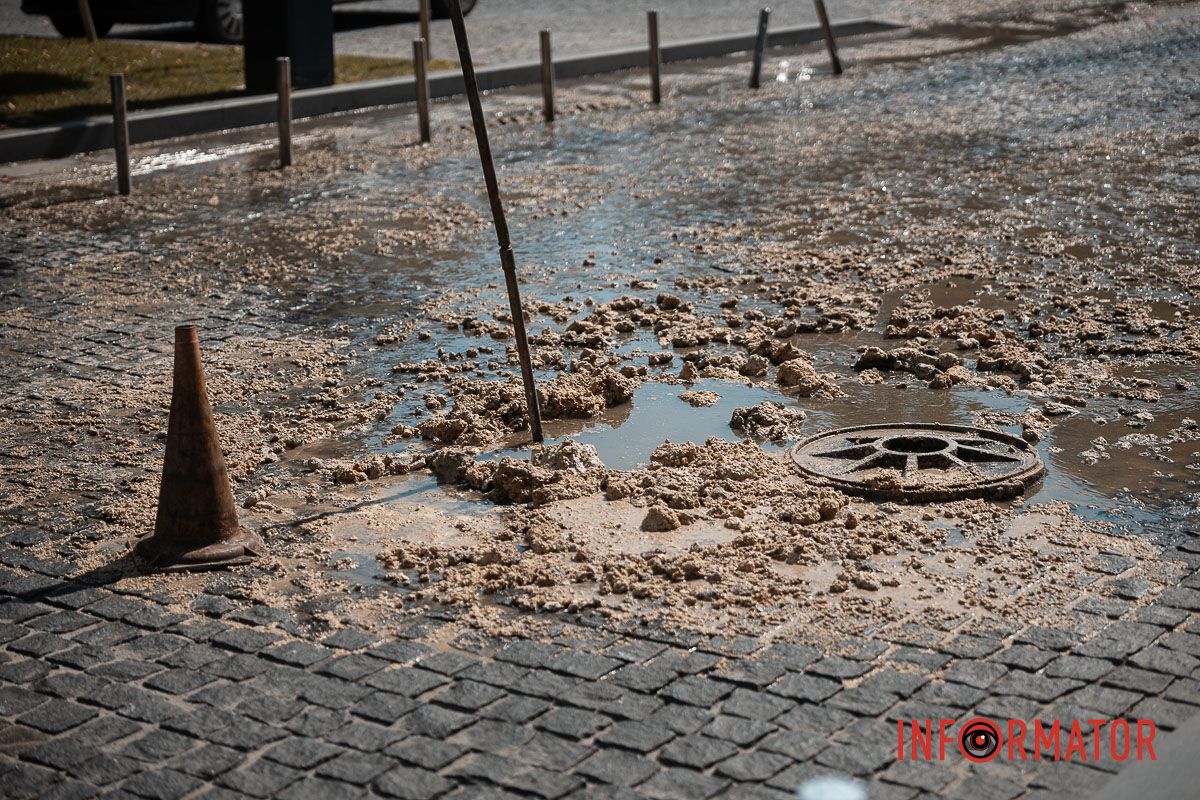 Вскоре канализацию прочистят В Днепре возле площади Шевченко улицу заливает зловонной водой 5