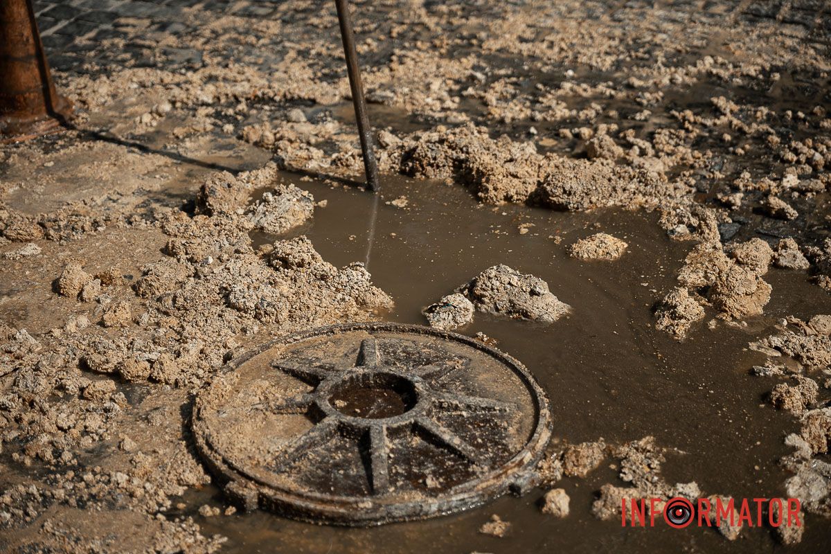 По словам коммунальщиков, это жир В Днепре возле площади Шевченко улицу заливает зловонной водой.