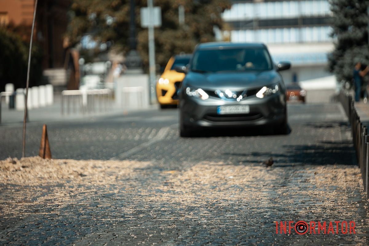 Вода вытекает из люка В Днепре возле площади Шевченко улицу заливает зловонной водой 10