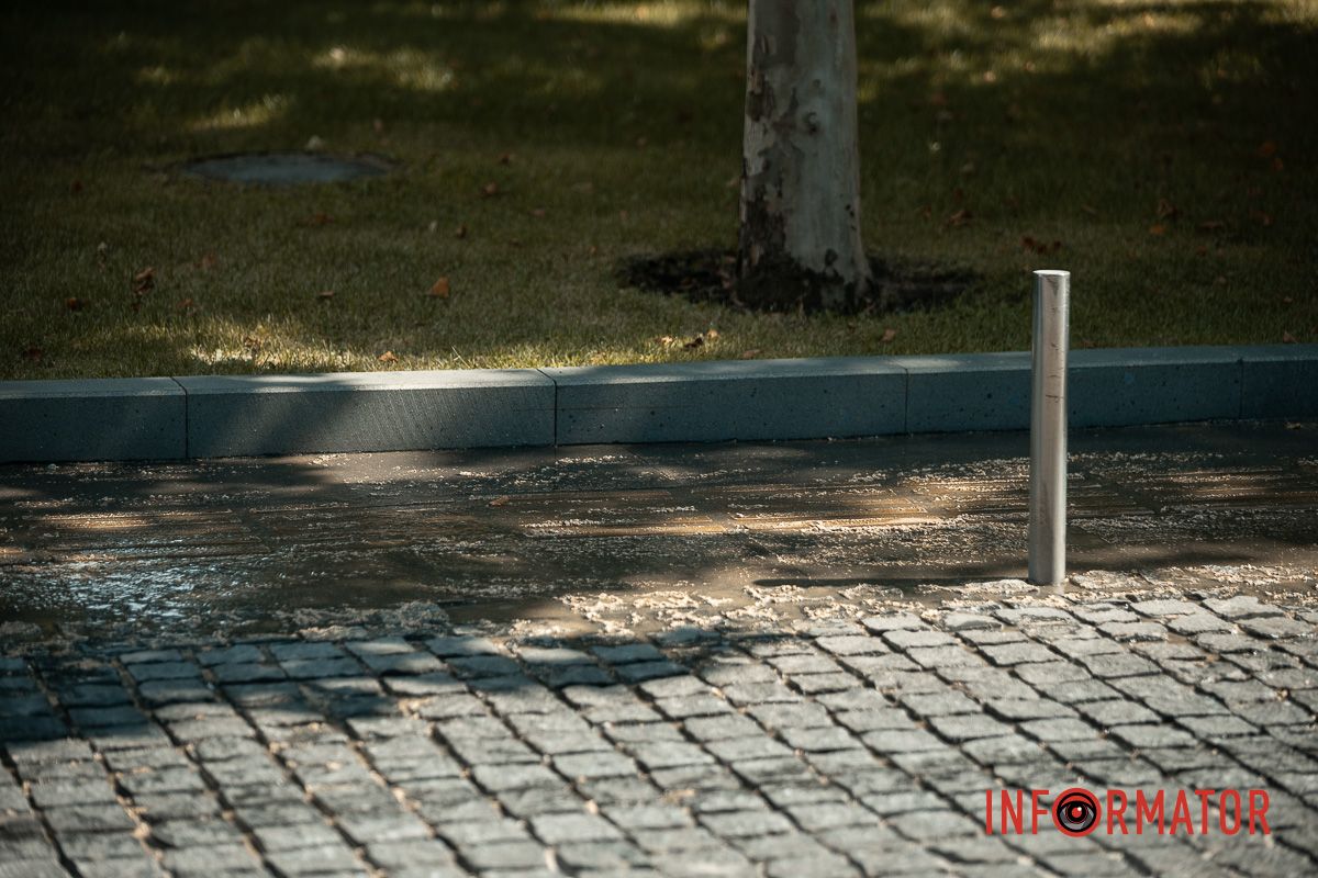 Вонючая вода течет по улице В Днепре возле площади Шевченко улицу заливает зловонной водой 9