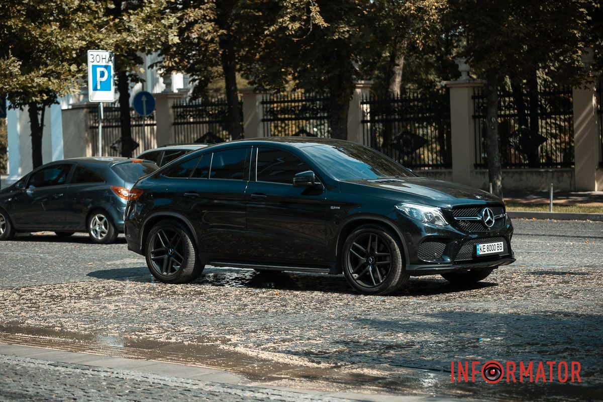 Осторожно, чтобы не захлопало В Днепре возле площади Шевченко улицу заливает зловонной водой 11