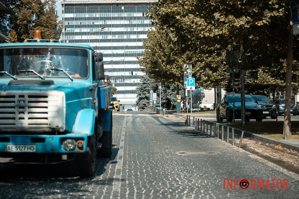 Произошло это вблизи площади Шевченко В Днепре возле площади Шевченко улицу заливает вонючей водой 16