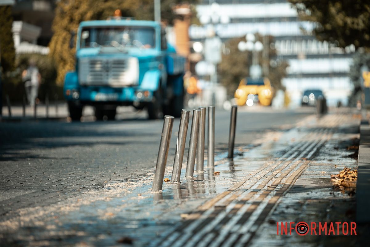 На заднем фоне - коммунальная техника В Днепре возле площади Шевченко улицу заливает зловонной водой 12