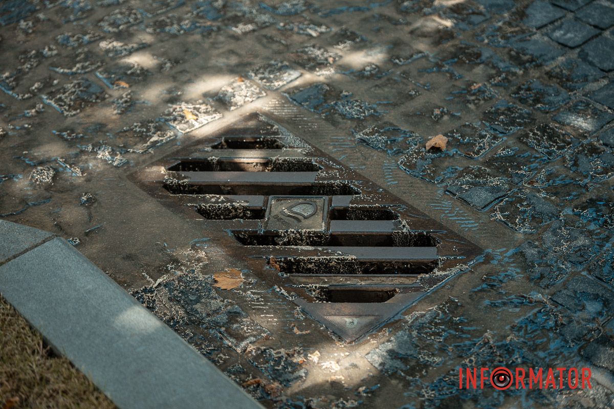 Стекает в канализацию В Днепре возле площади Шевченко улицу заливает зловонной водой 15