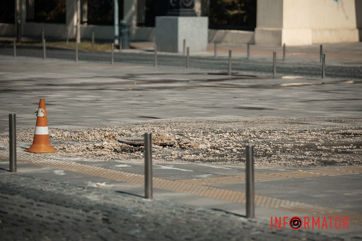 Еще один забитый люк В Днепре возле площади Шевченко улицу заливает зловонной водой 13