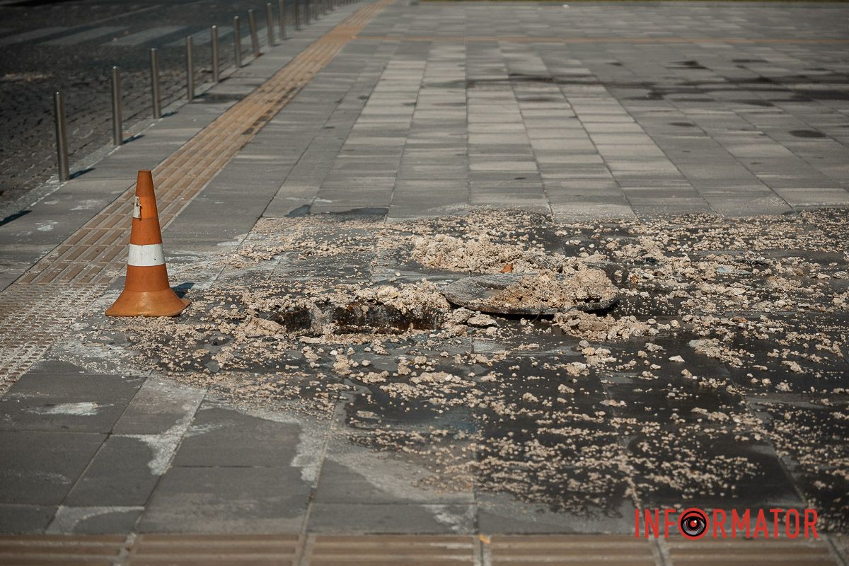 В канализации плавает жир В Днепре возле площади Шевченко улицу заливает зловонной водой 14