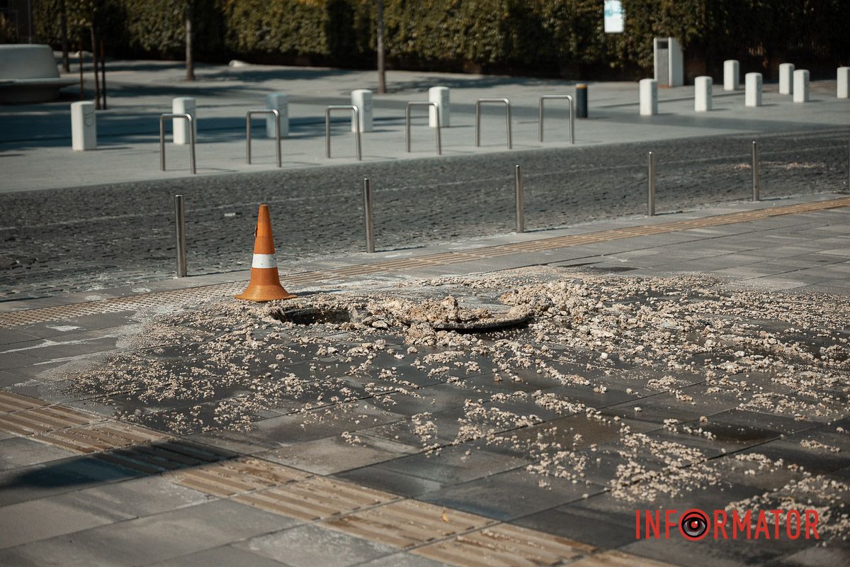 Идите осторожно В Днепре возле площади Шевченко улицу заливает зловонной водой 17