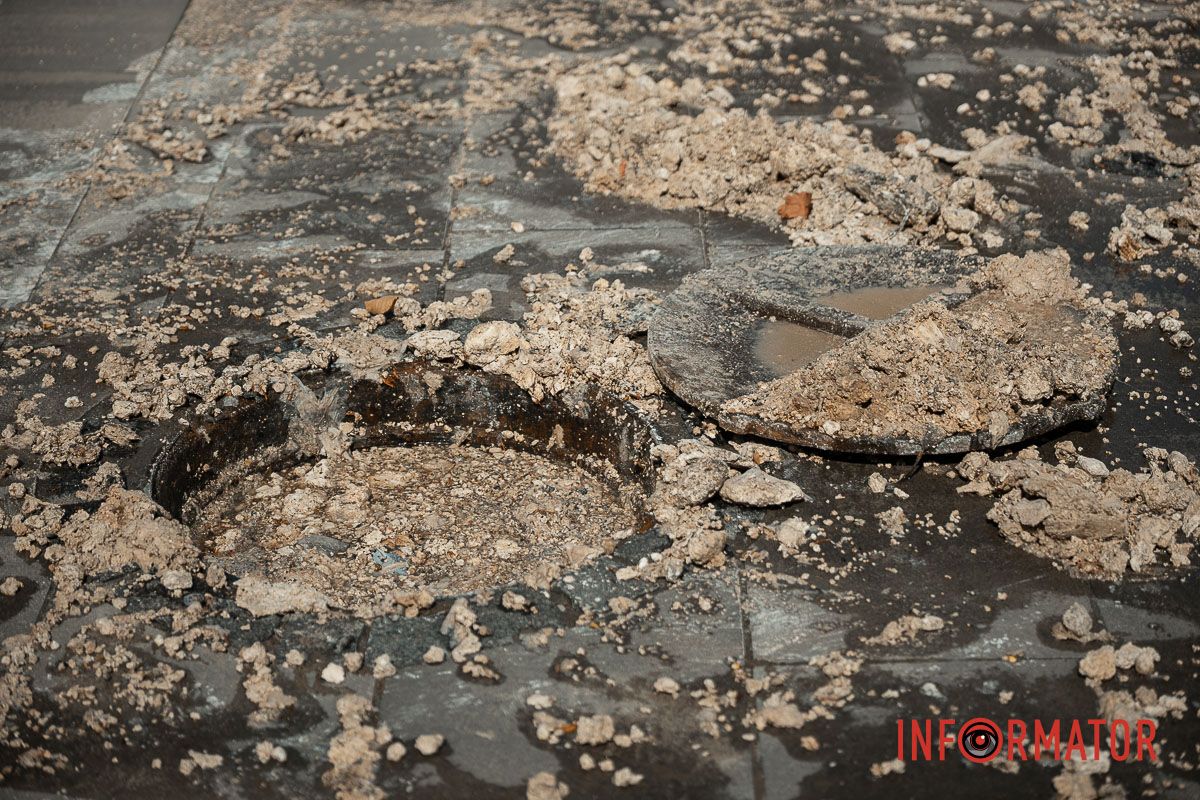 Все должна откачать машина В Днепре возле площади Шевченко улицу заливает зловонной водой 19