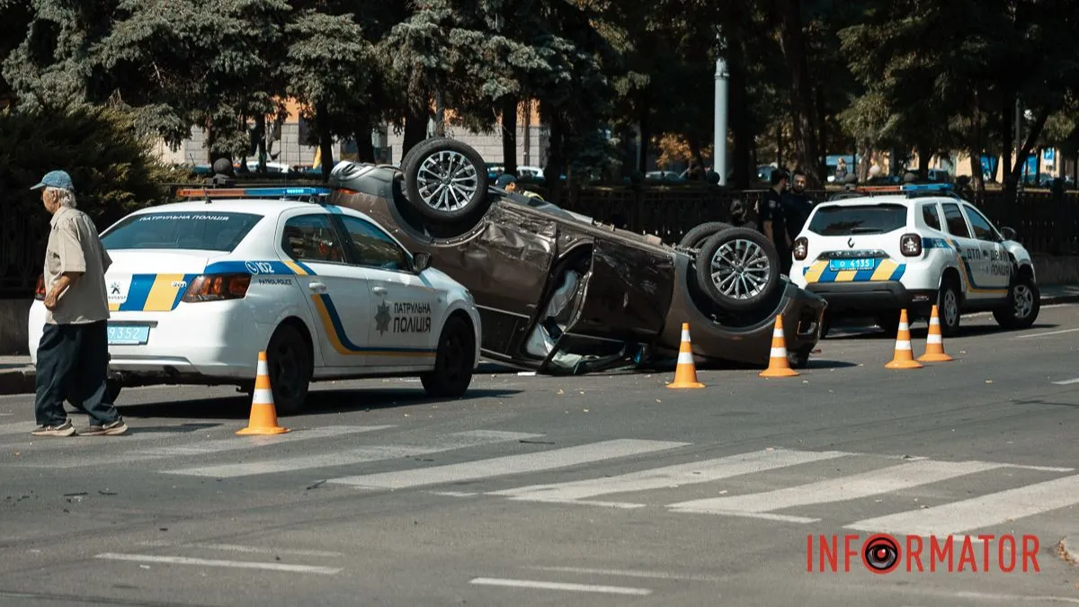 В Днепре на Яворницкого Haval перевернулся на крышу после столкновения с Toyota: есть пострадавшее, движение затруднено