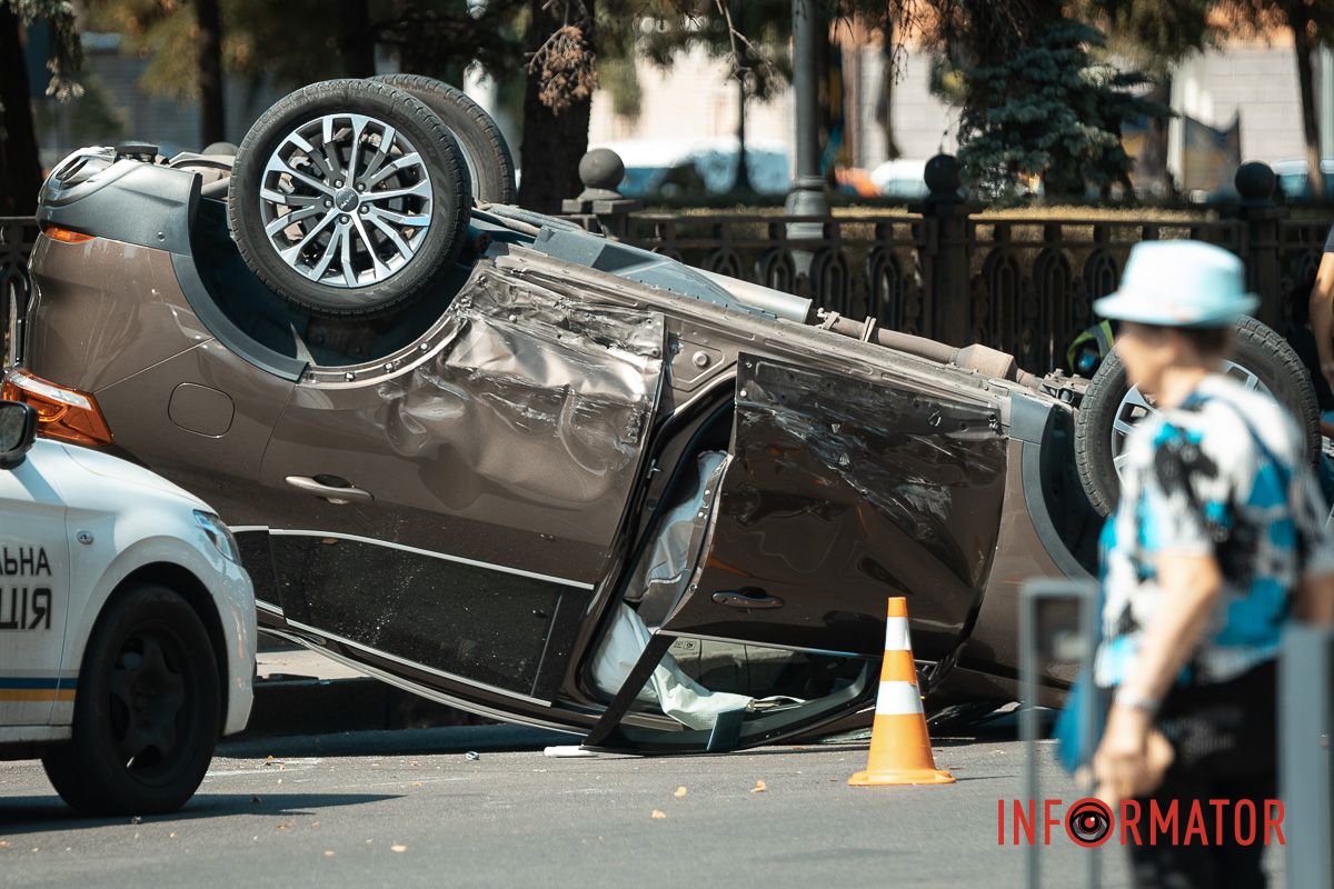 Перевернута автівка