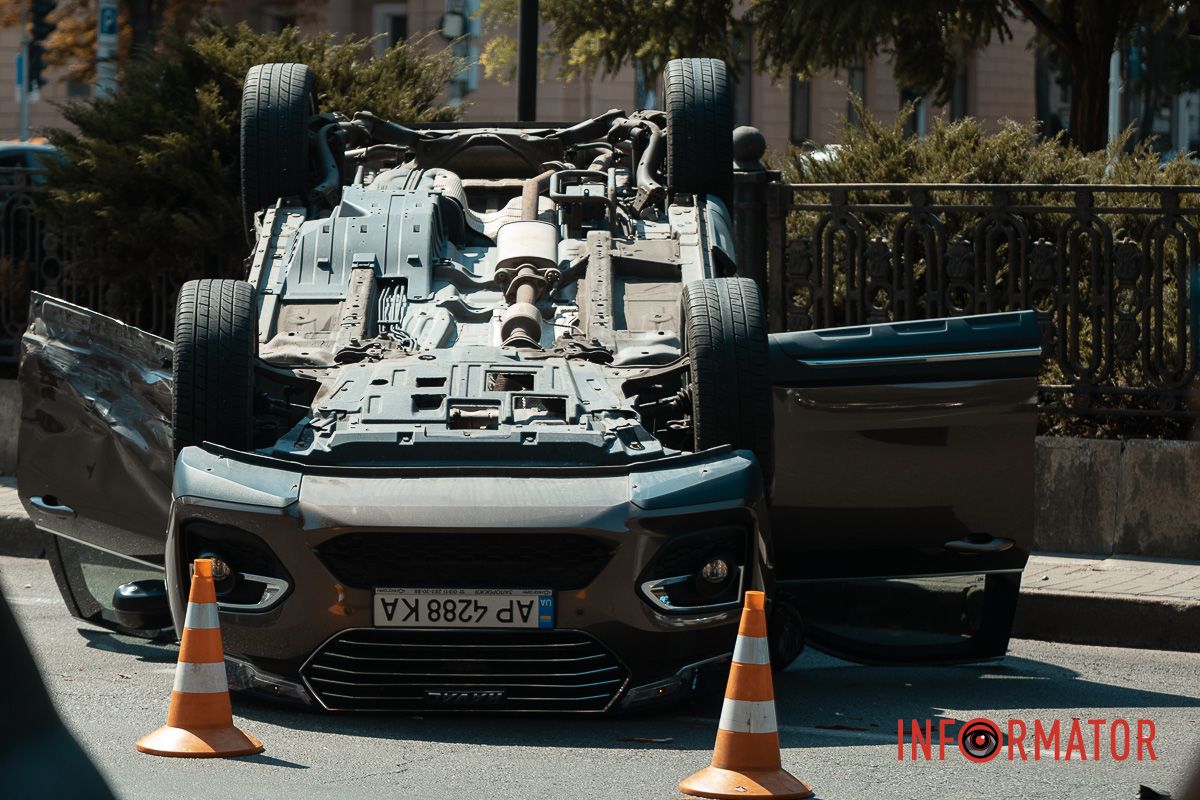 Внаслідок аварії позашляховик перекинувся на дах
