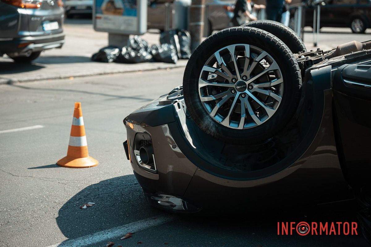 На дорозі уламки від транспортних засобів