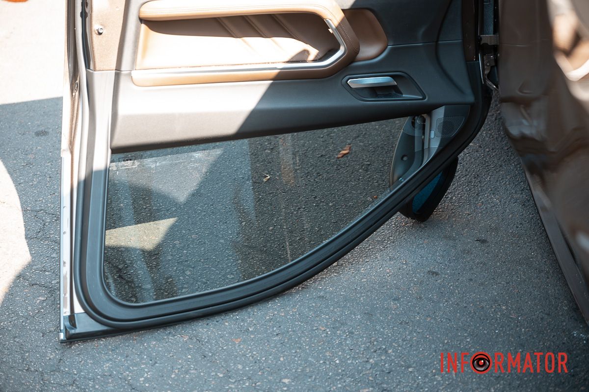 Двері перевернутої машини