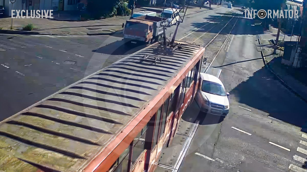 В Днепре на Павлова столкнулись Chevrolet и трамвай: видео момента ДТП