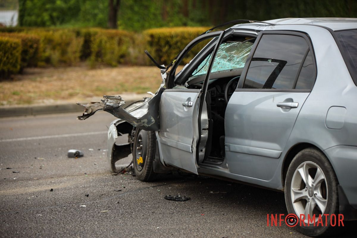 Там зіткнулись Mitsubishi та мікроавтобус Volkswagen Там зіткнулись Mitsubishi та мікроавтобус Volkswagen
