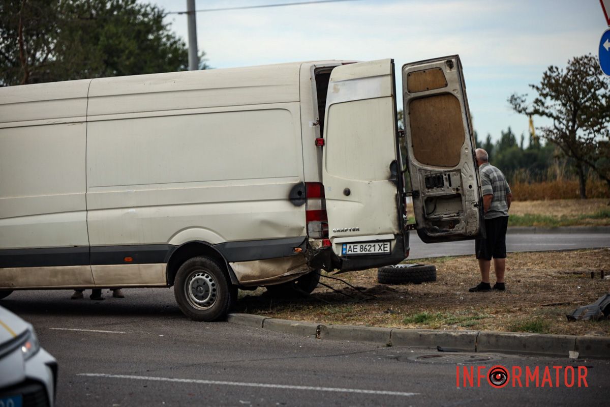 Там зіткнулись Mitsubishi та мікроавтобус Volkswagen Там зіткнулись Mitsubishi та мікроавтобус Volkswagen