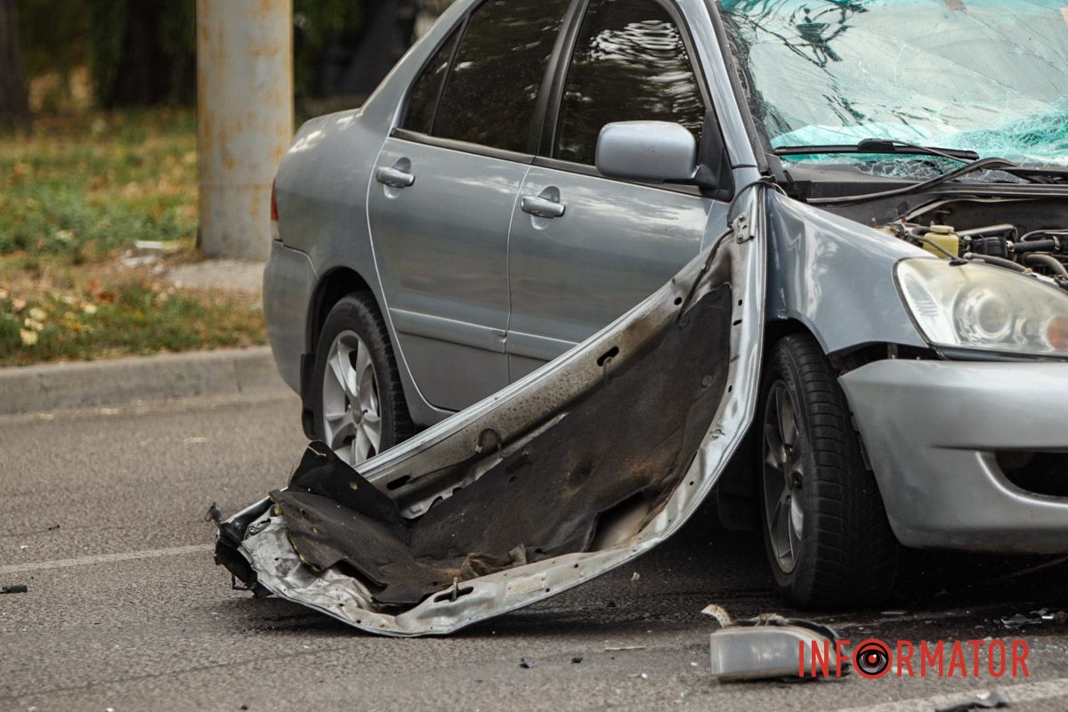 На дорозі уламки скла та розлита рідина На дорозі уламки скла та розлита рідина