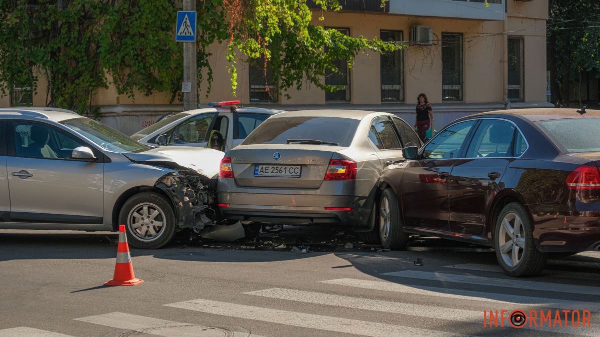 В Днепре на Ярослава Мудрого столкнулись Renault, Volkswagen и Skoda