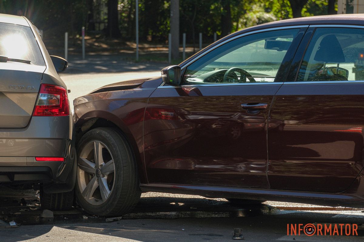 Два учасники фактично "затисли" третього з двох боків