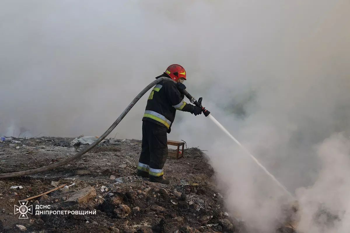 Уночі 17 серпня почалася пожежа у Дніпровському районі Дніпропетровської області Уночі 17 серпня почалася пожежа у Дніпровському районі Дніпропетровської області
